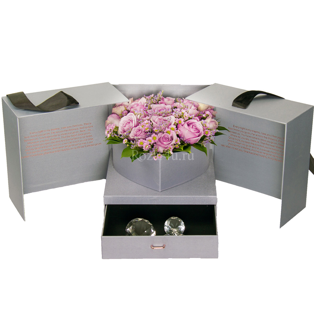 Сиреневые розы и хризантемы в коробке в форме сердца