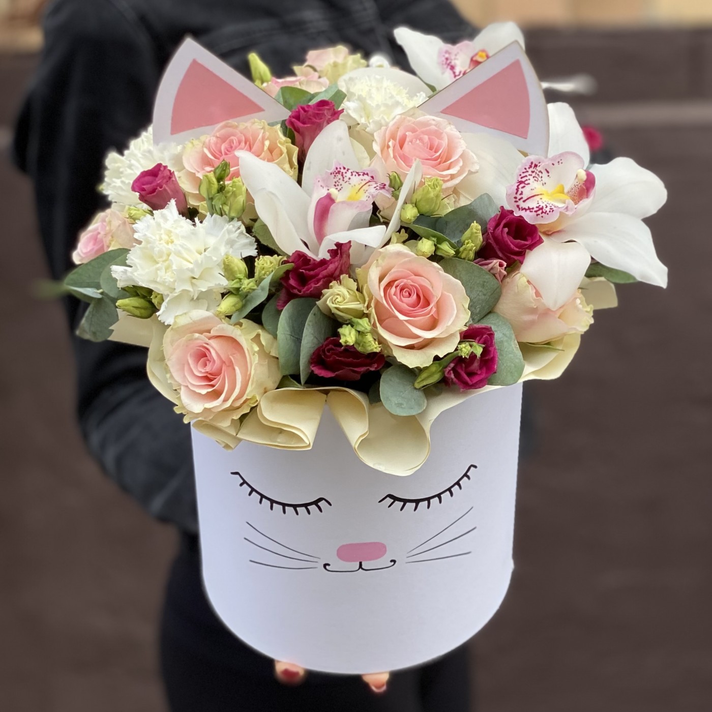 Цветы в коробке Кошечка с розами и эустомой
