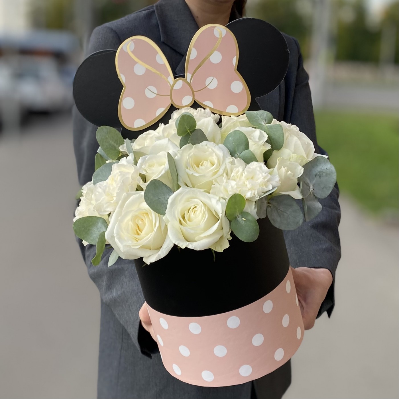 Композиция Микки Маус с белыми розами