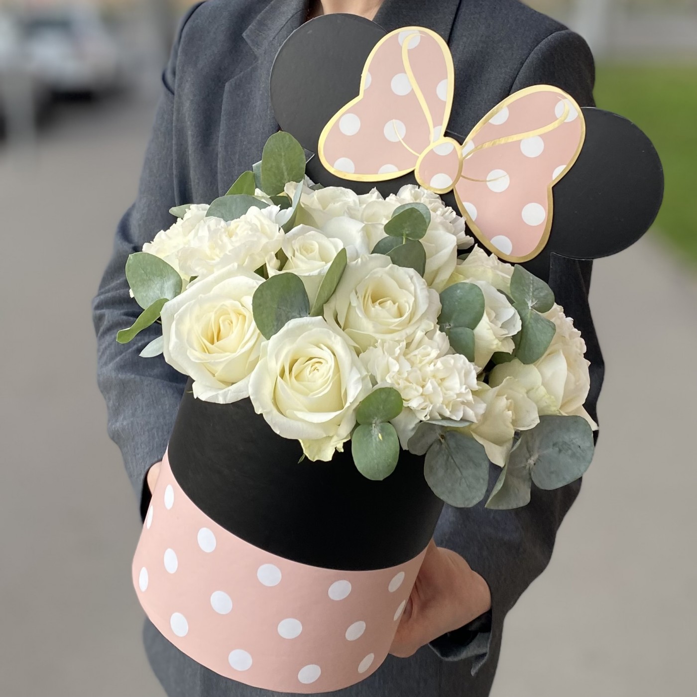 Композиция Микки Маус с белыми розами