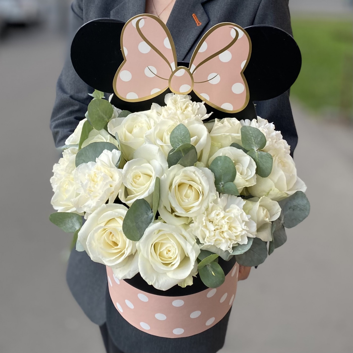 Композиция Микки Маус с белыми розами