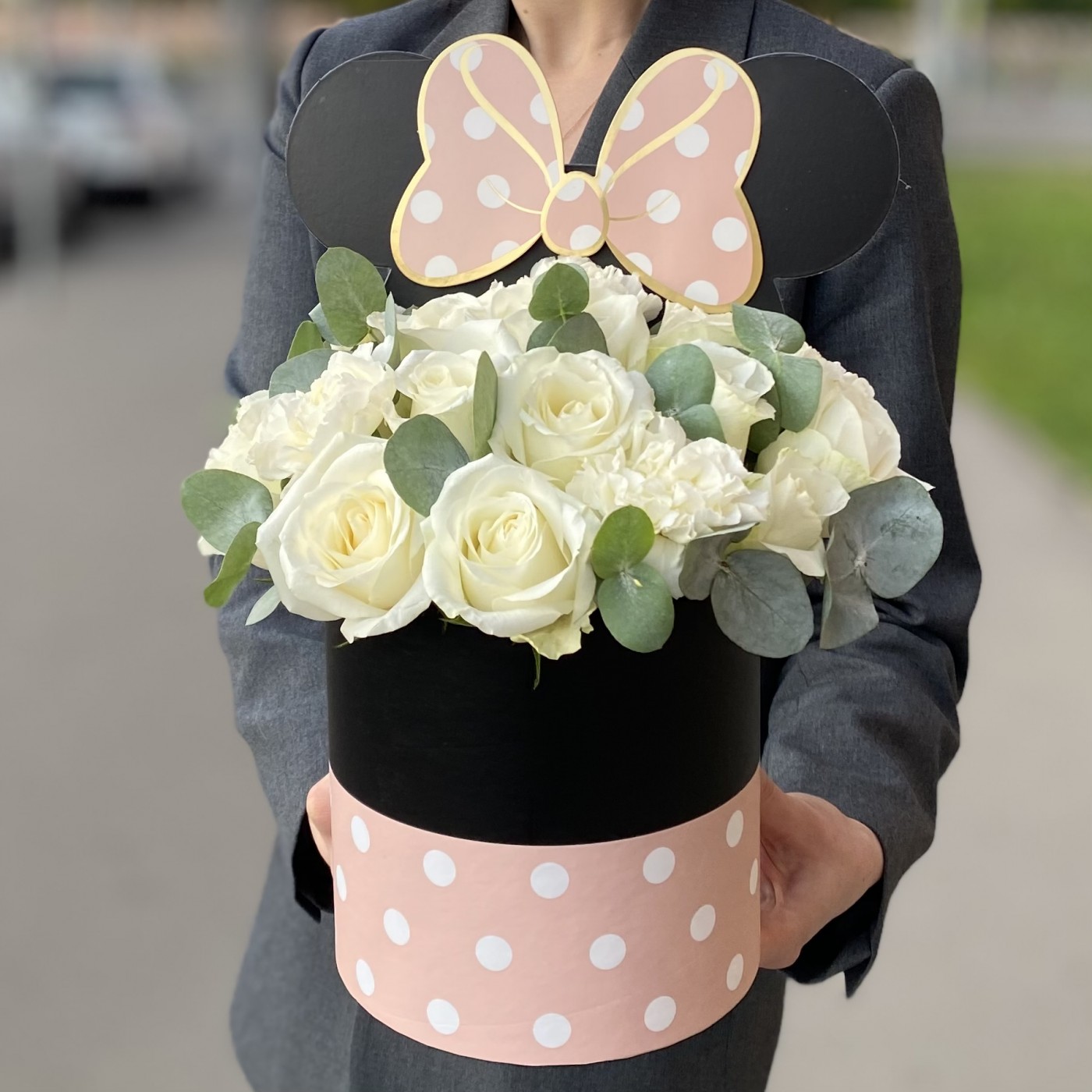 Композиция Микки Маус с белыми розами