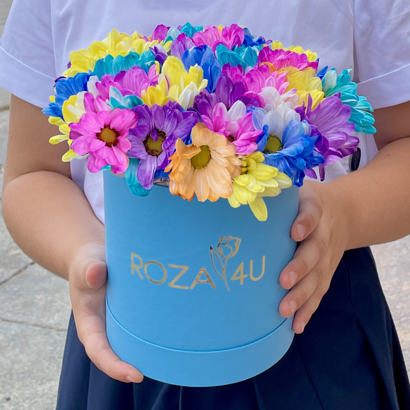 Голубая коробка радужных хризантем