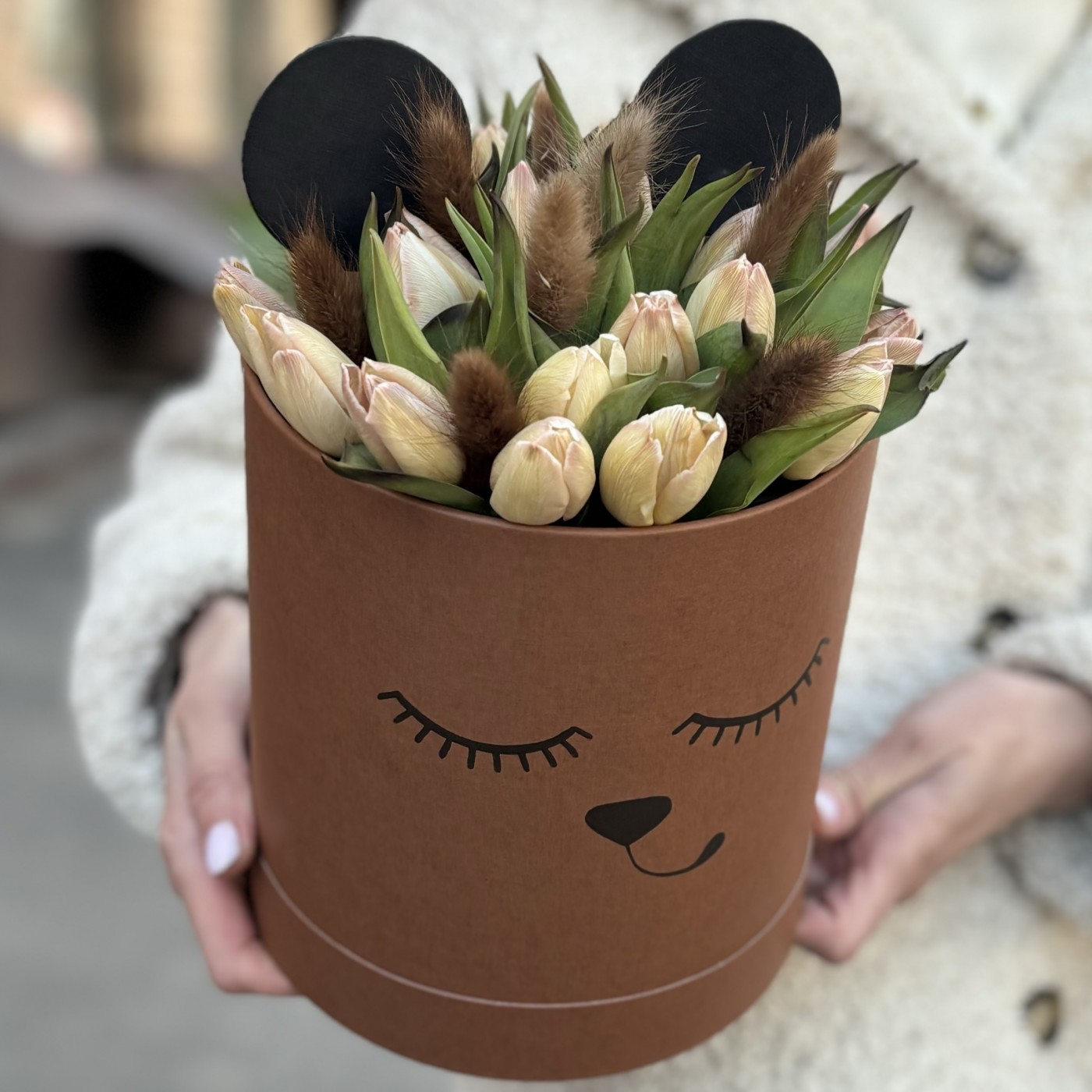 Коробка Мишка с тюльпанами мокко