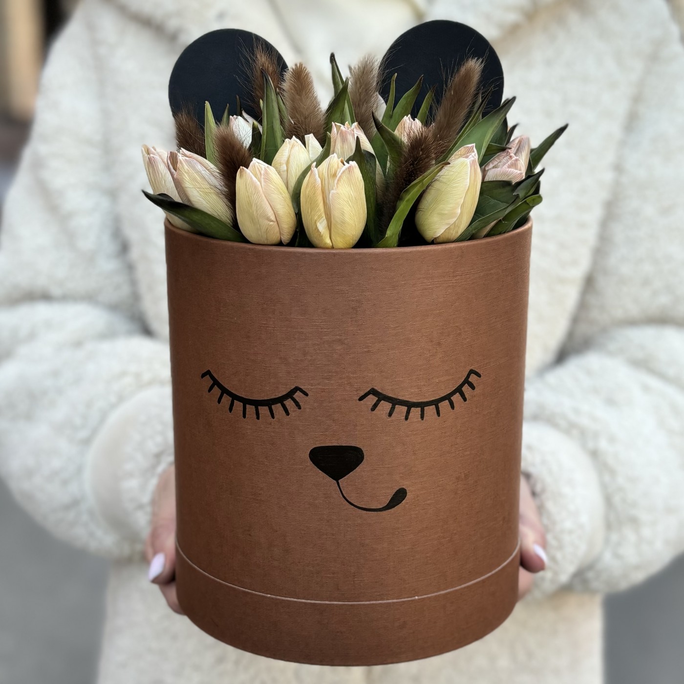 Коробка Мишка с тюльпанами мокко