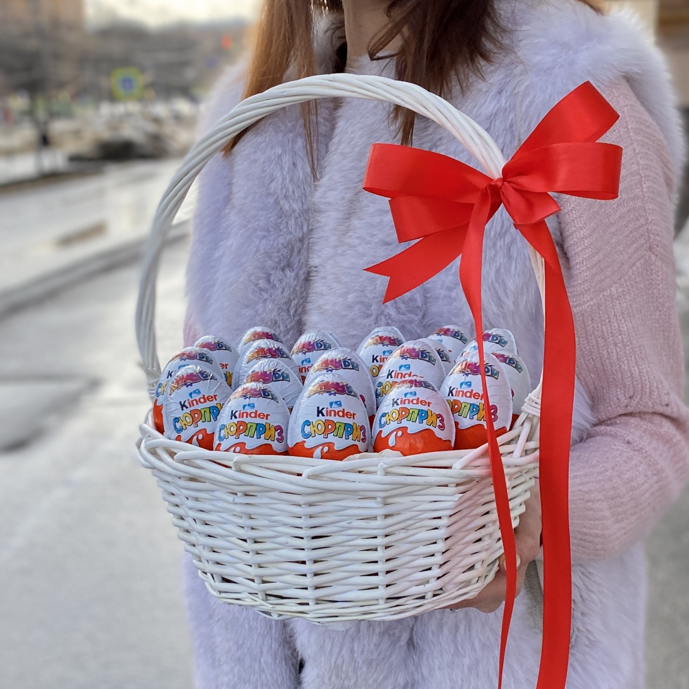 Корзина с киндер сюрпризом