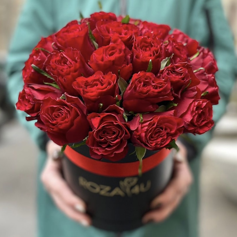 Эксклюзивный  букет из красных роз в коробке для мужчины заказать с доставкой