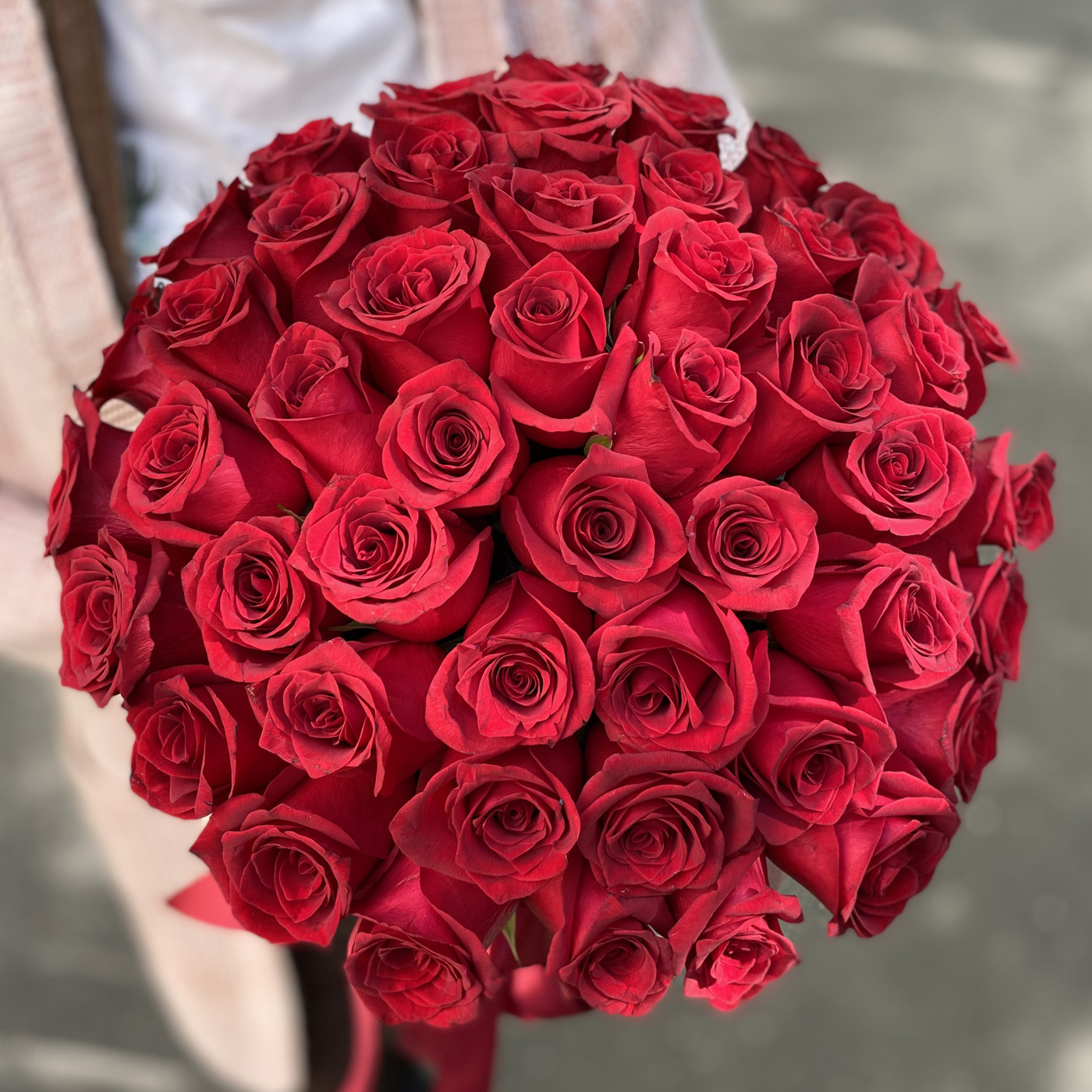 Красные розы в шляпной коробке L