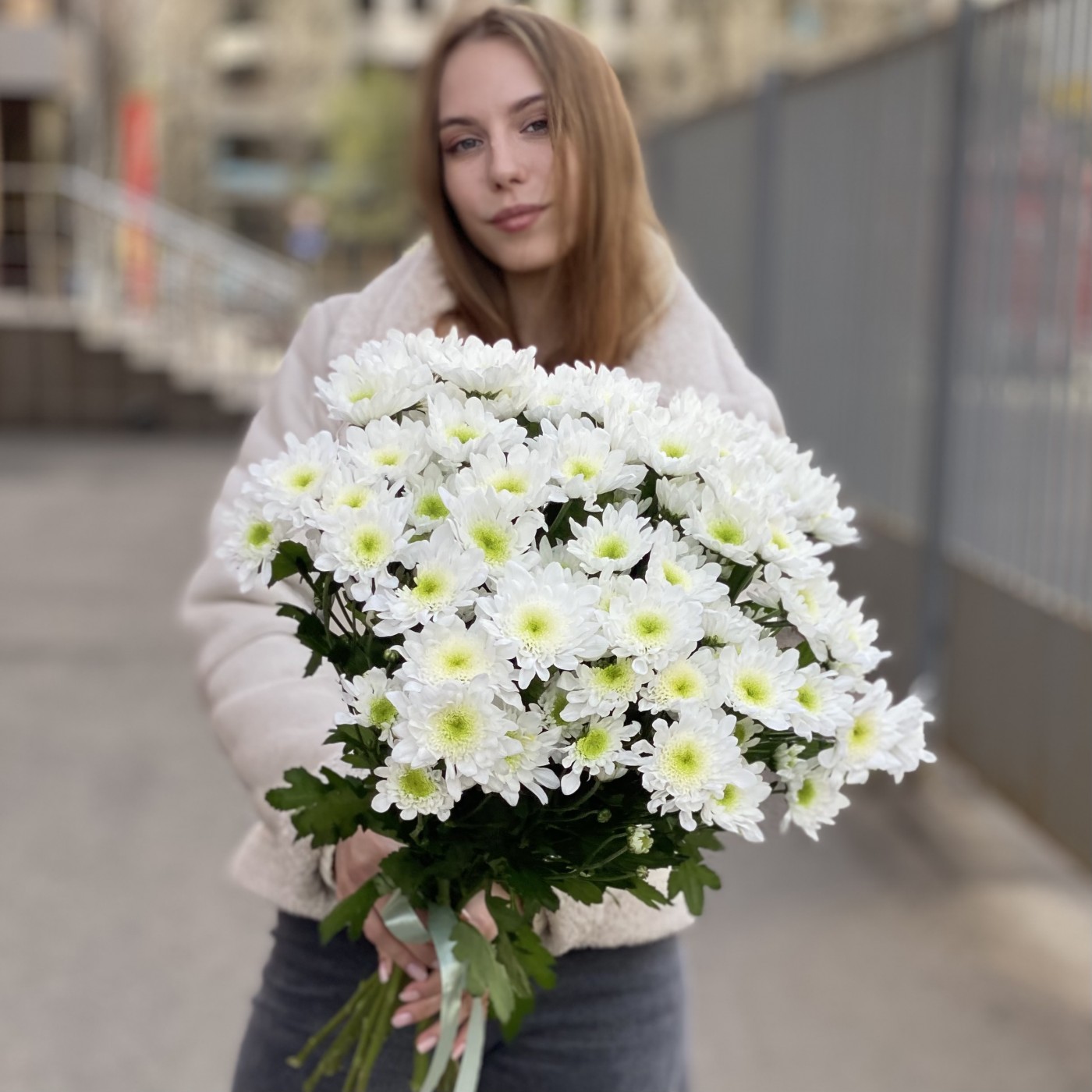 Белая кустовая хризантема Коммандер