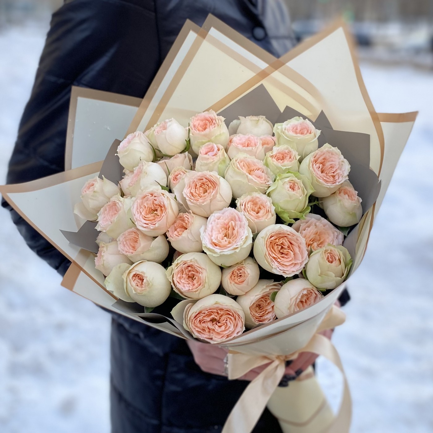 Букет из светло-персиковых кустовых роз Павлова