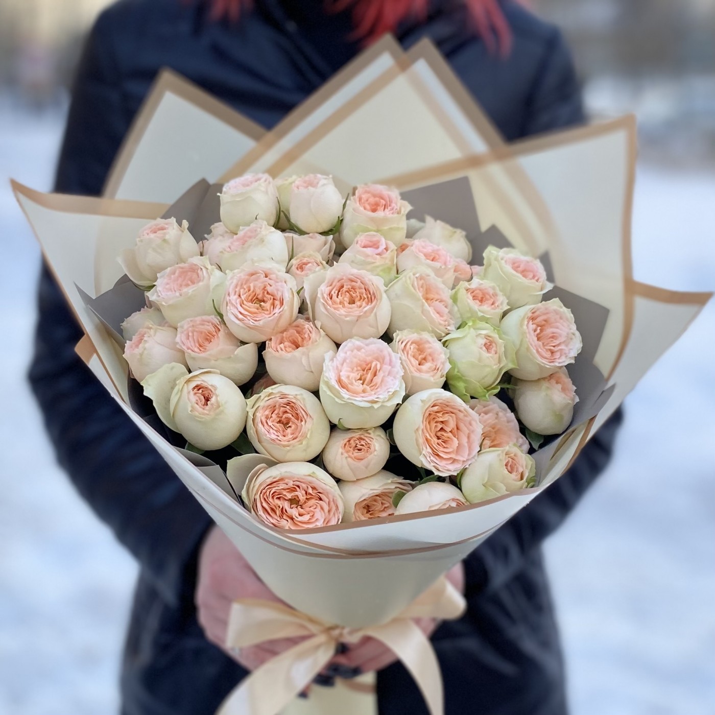 Букет из светло-персиковых кустовых роз Павлова