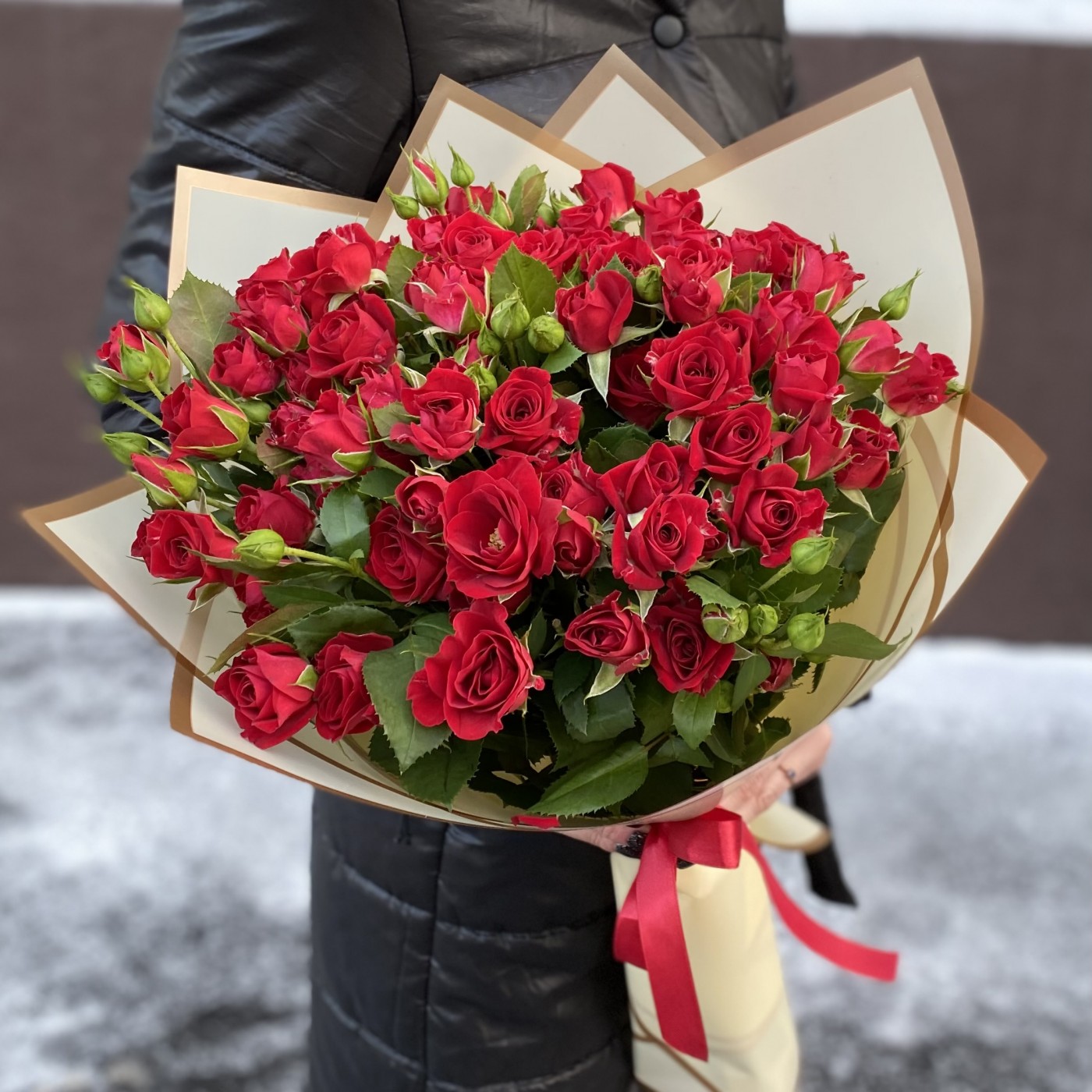 15 кустовых красных роз Рубикон 50 см