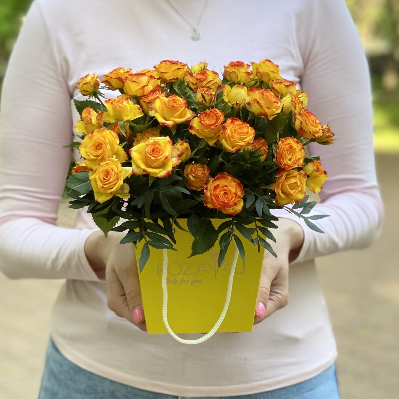 Кустовые желто-красные розы Айлайнер в коробке