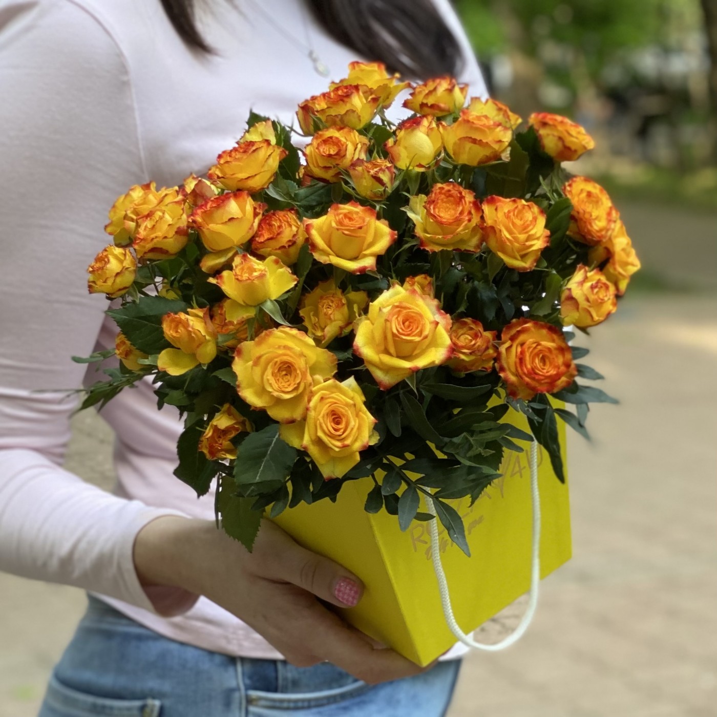 Кустовые желто-красные розы Айлайнер в коробке