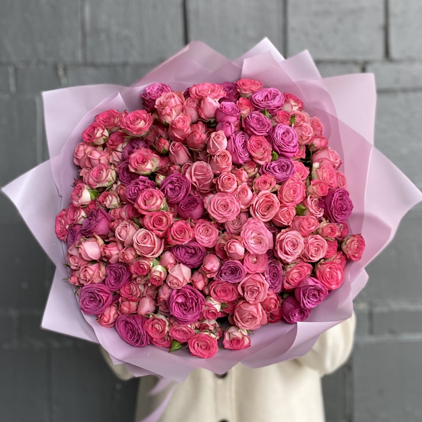 Яркий микс из 35 кустовых роз