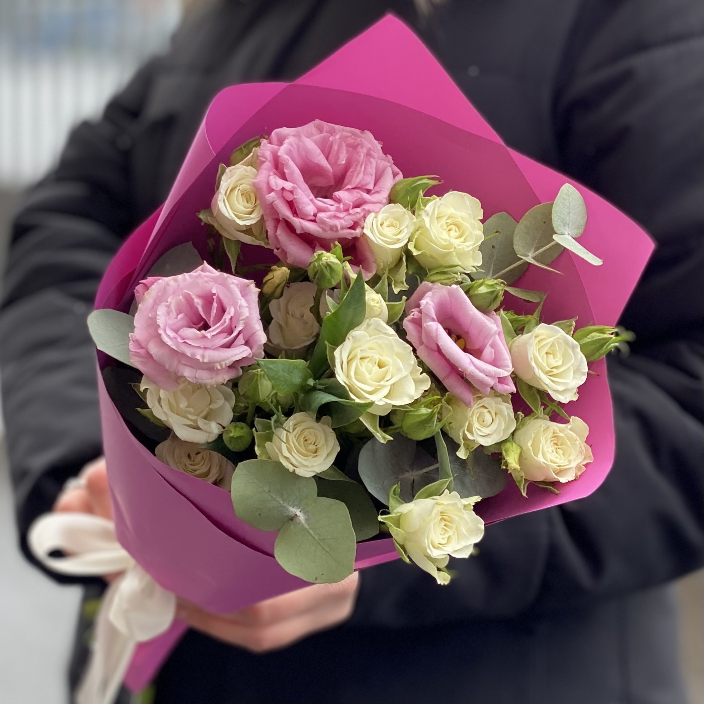 Бело-розовый микс кустовой розы и эустомы