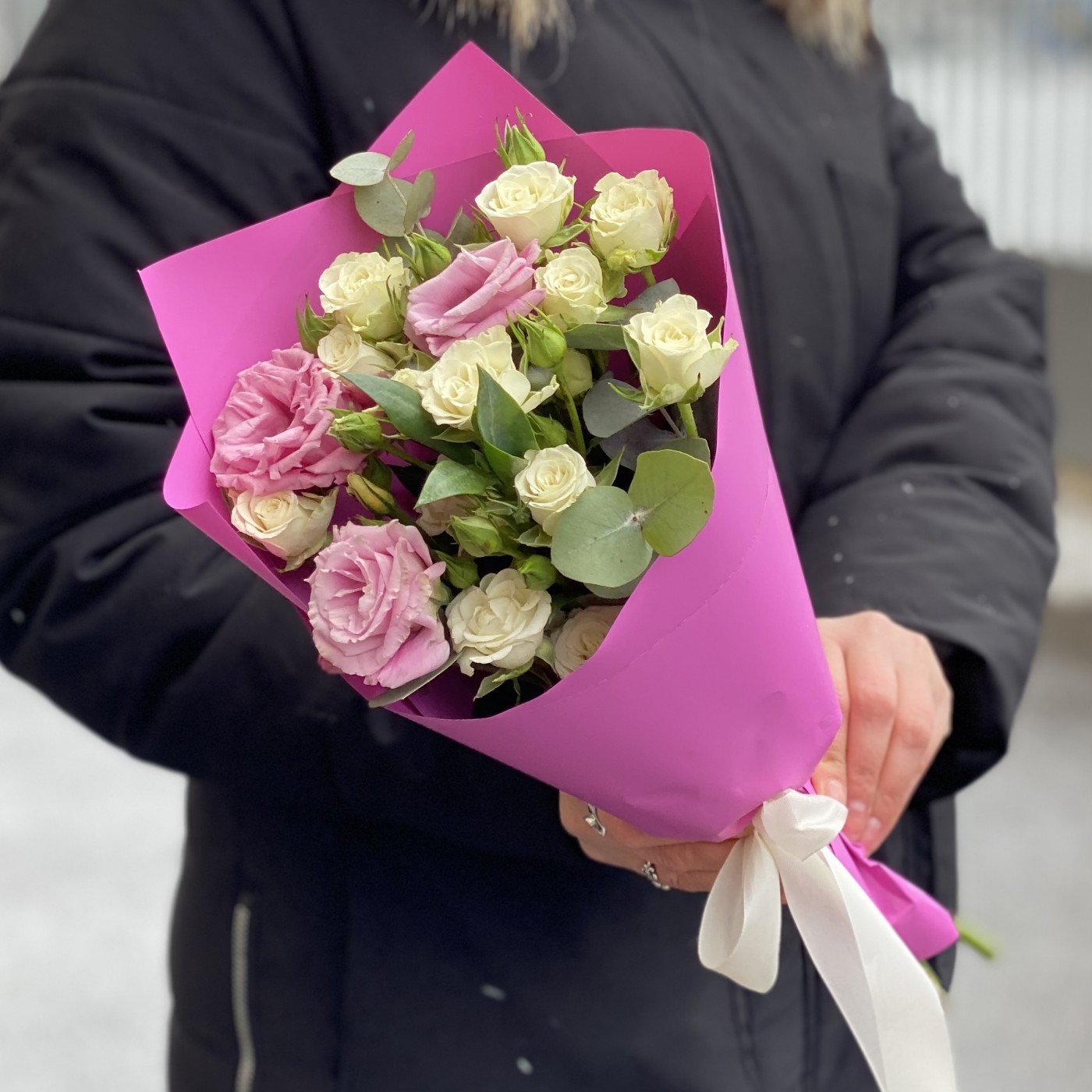 Бело-розовый микс кустовой розы и эустомы