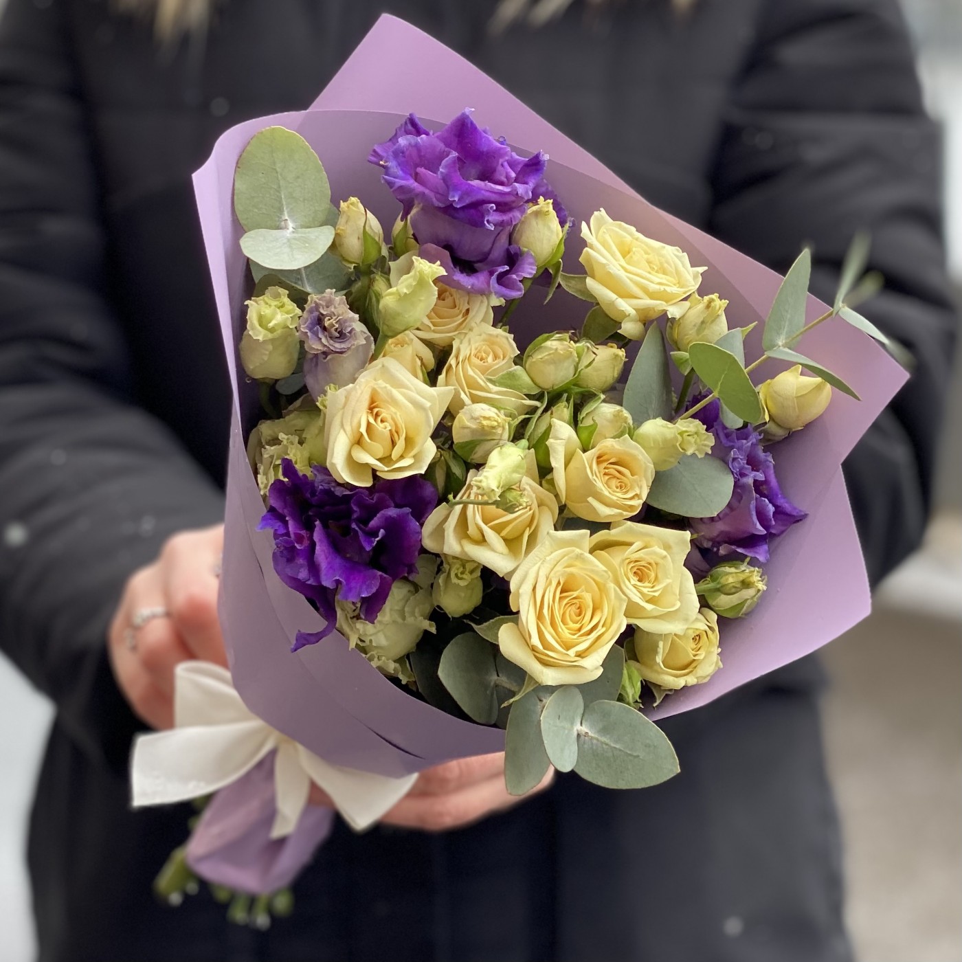 Кремово-фиолетовый микс кустовой розы и эустомы