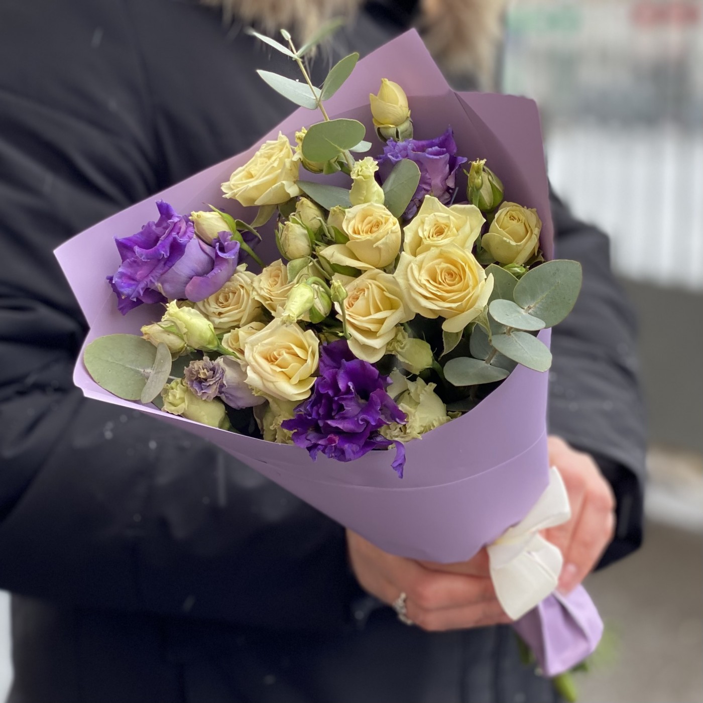 Кремово-фиолетовый микс кустовой розы и эустомы