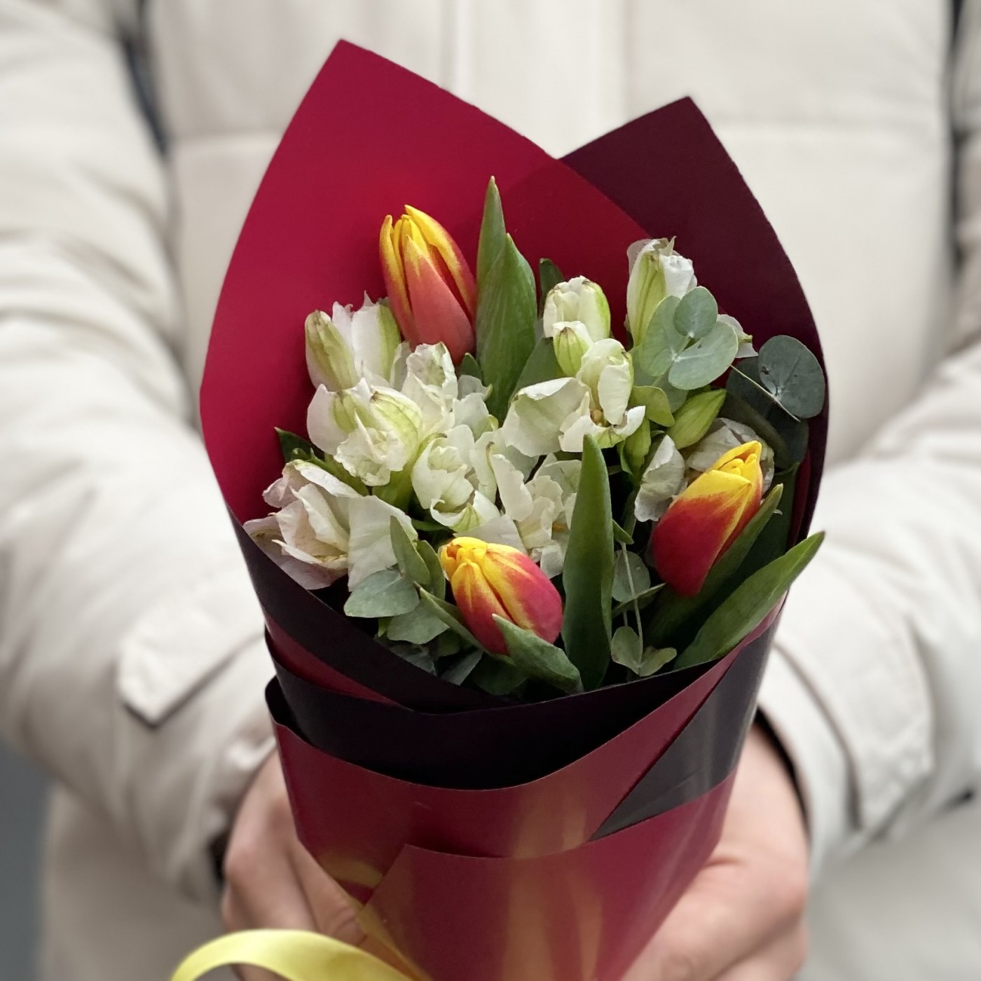 Корпоративный букет альстромерий и ярких тюльпанов