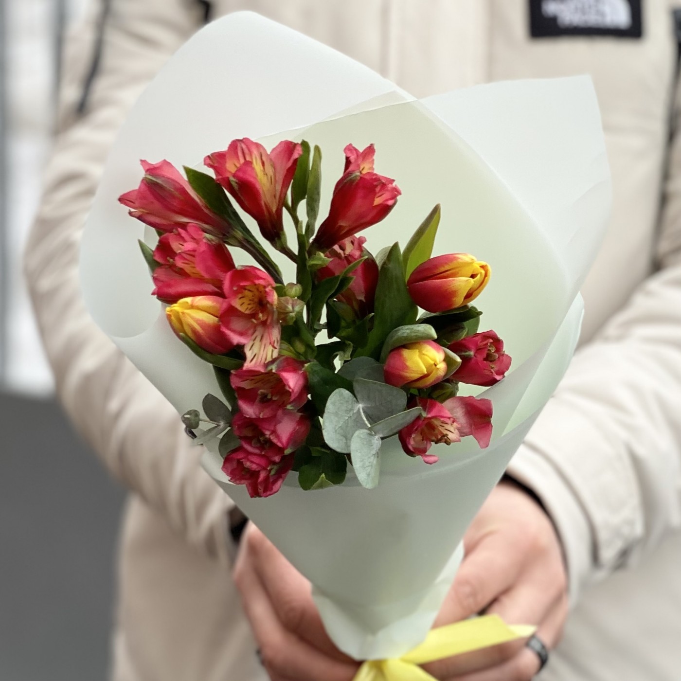 Корпоративный букет красных альстромерий и ярких тюльпанов