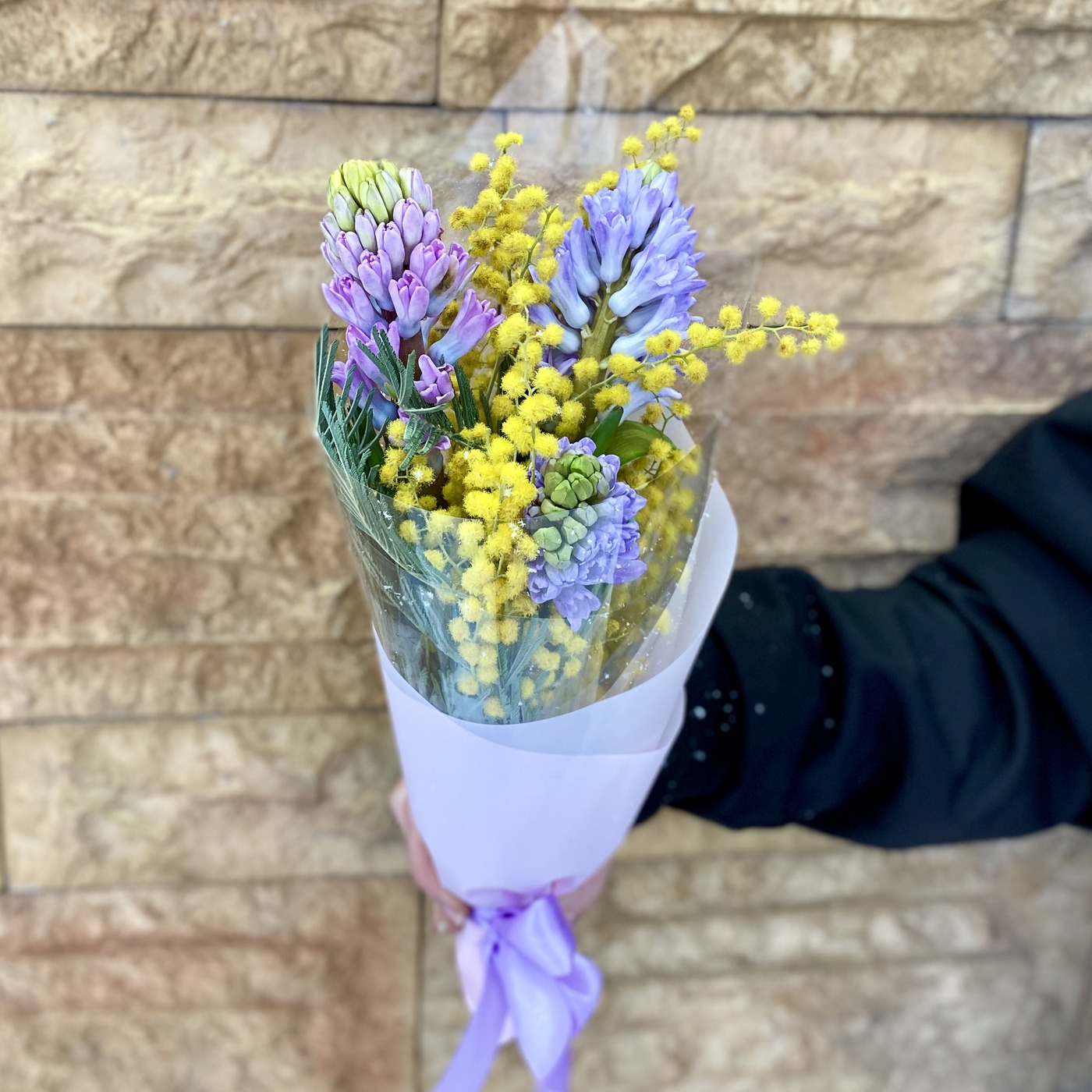 Мини букет из гиацинтов и мимозы