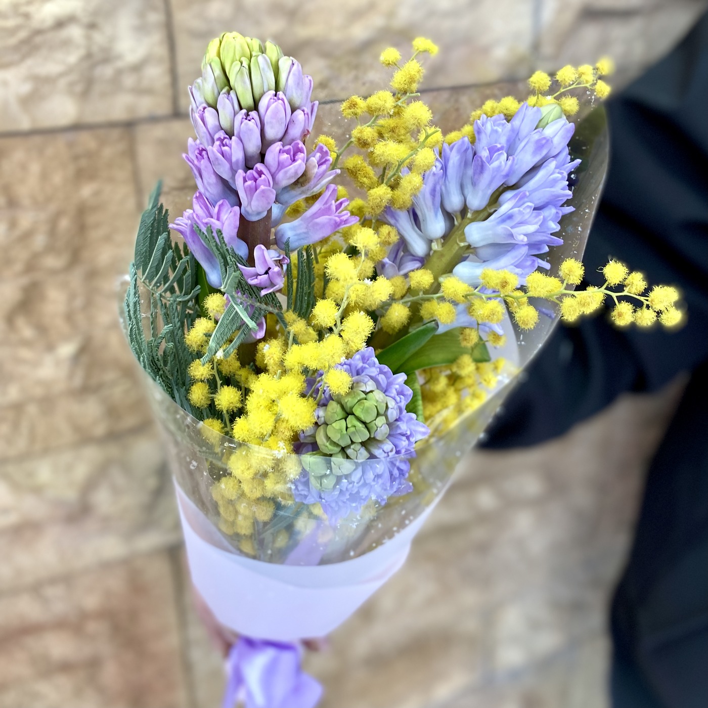 Мини букет из гиацинтов и мимозы