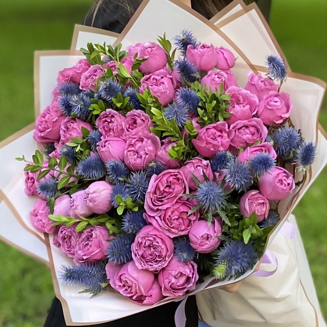 17 пионовидных кустовых роз Мисти Баблс с эрингиумом