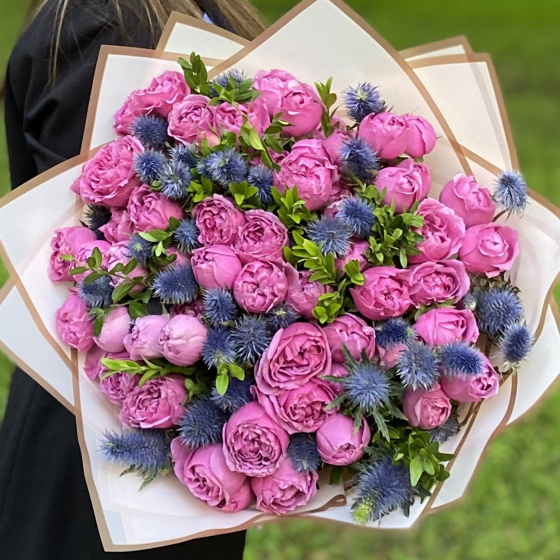 17 пионовидных кустовых роз Мисти Баблс с эрингиумом