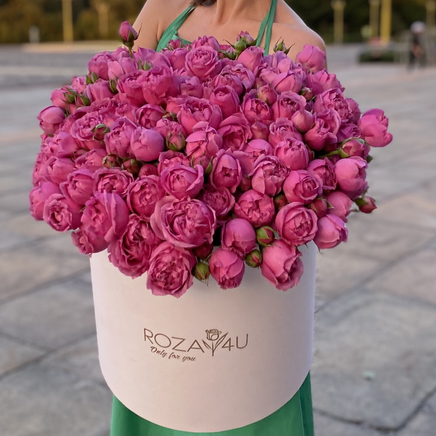 31 кустовая пионовидная роза Мисти Баблс в коробке