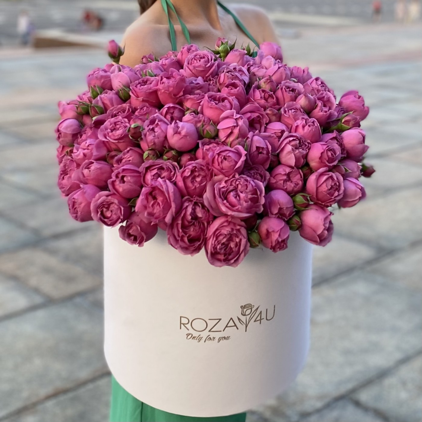 31 кустовая пионовидная роза Мисти Баблс в коробке