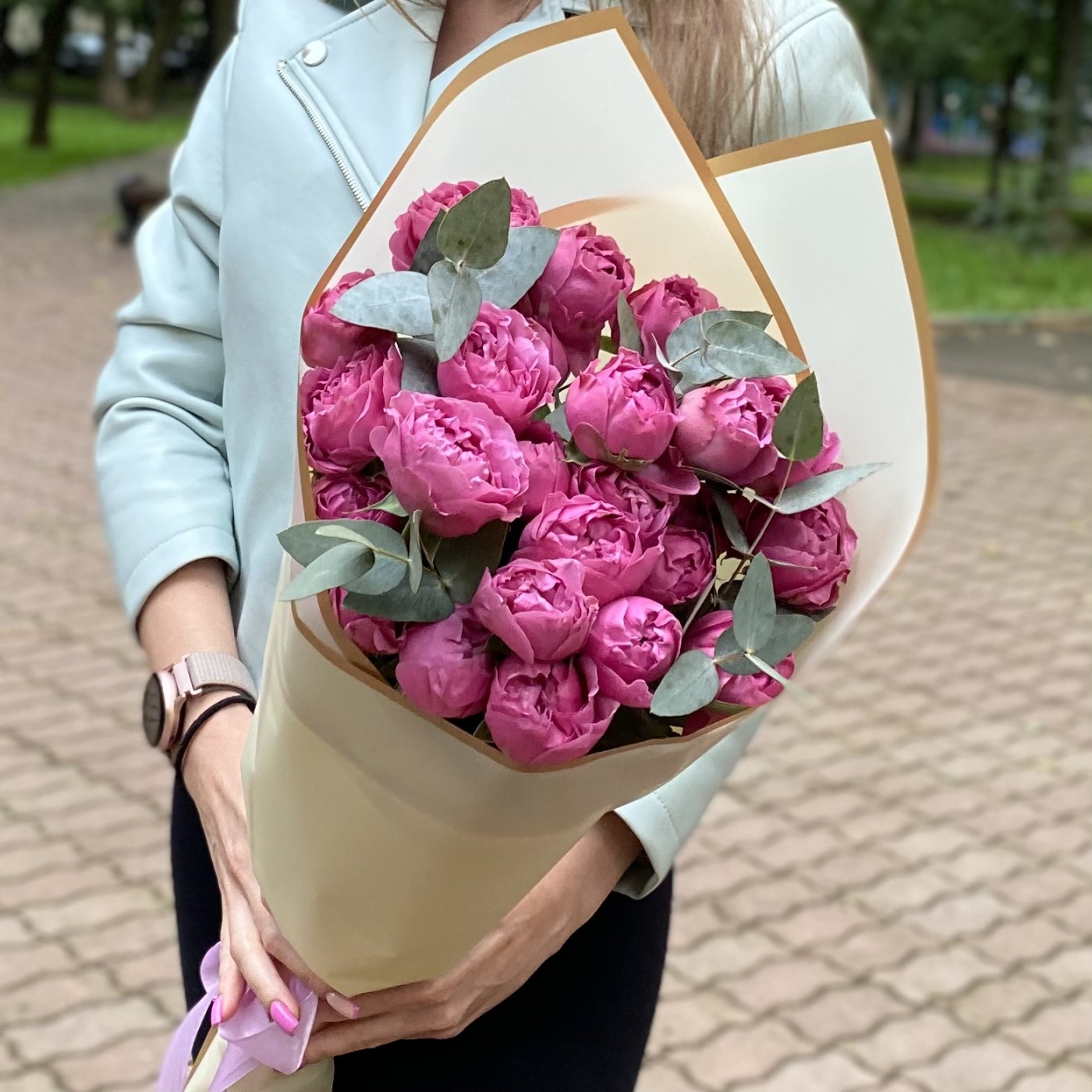 5 кустовых пионовидных роз Мисти Баблс с эвкалиптом