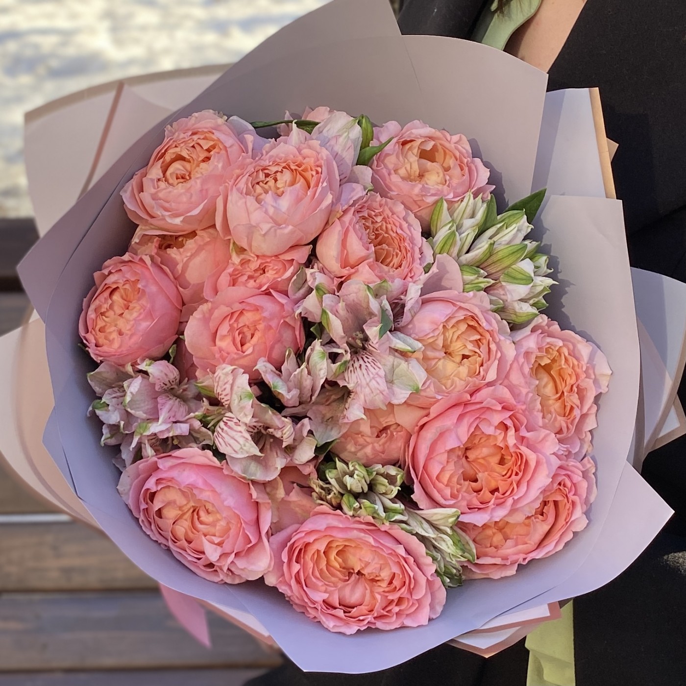 Букет пионовидных роз Джульетта и альстромерий