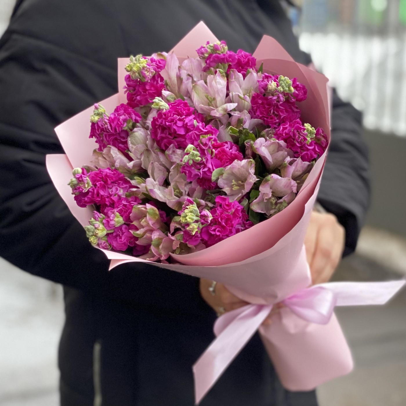 Розовый букет из ароматных маттиол и альстромерии