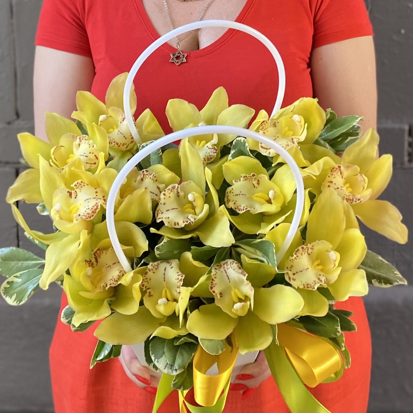 13 желтых орхидей Цимбидиум в сумочке