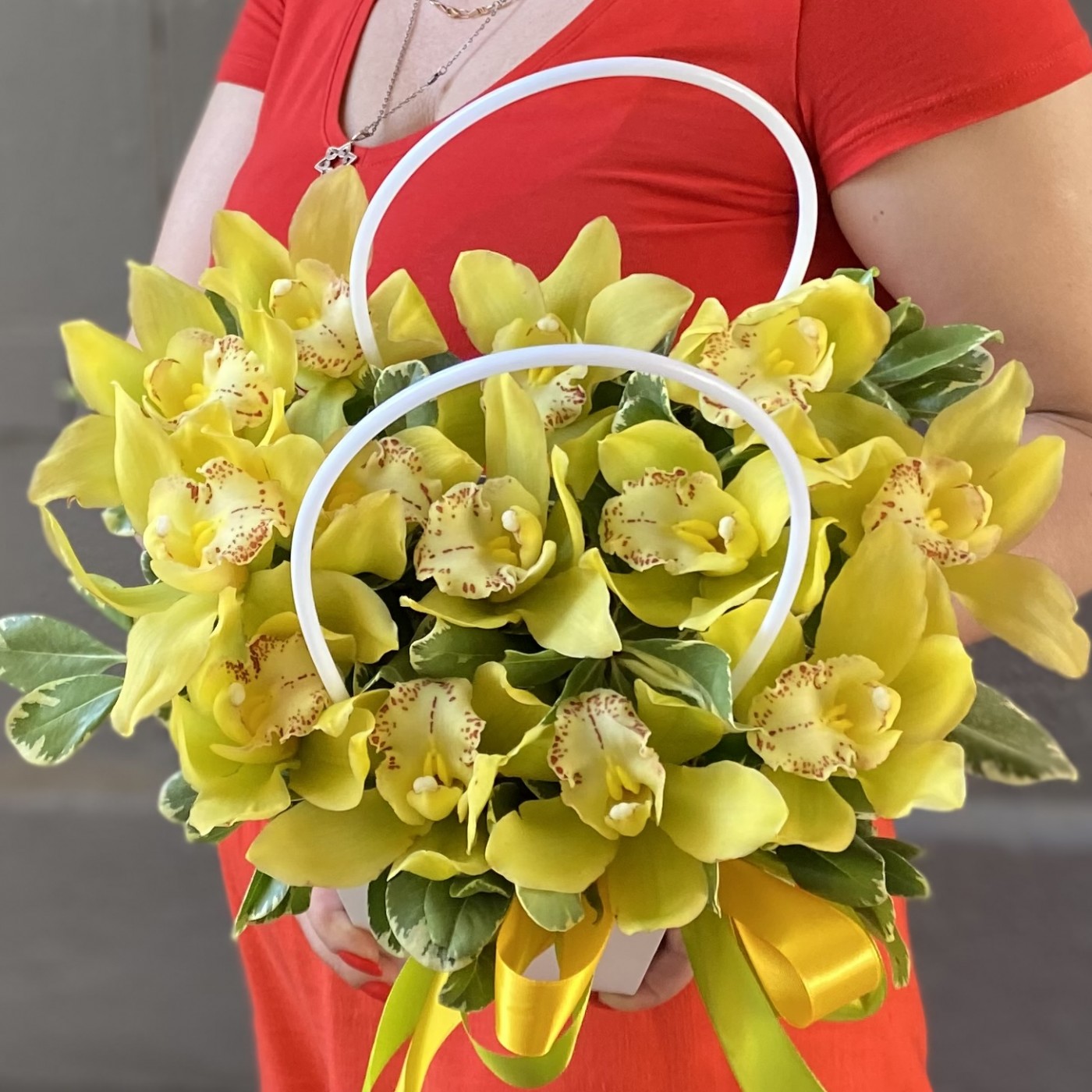 13 желтых орхидей Цимбидиум в сумочке