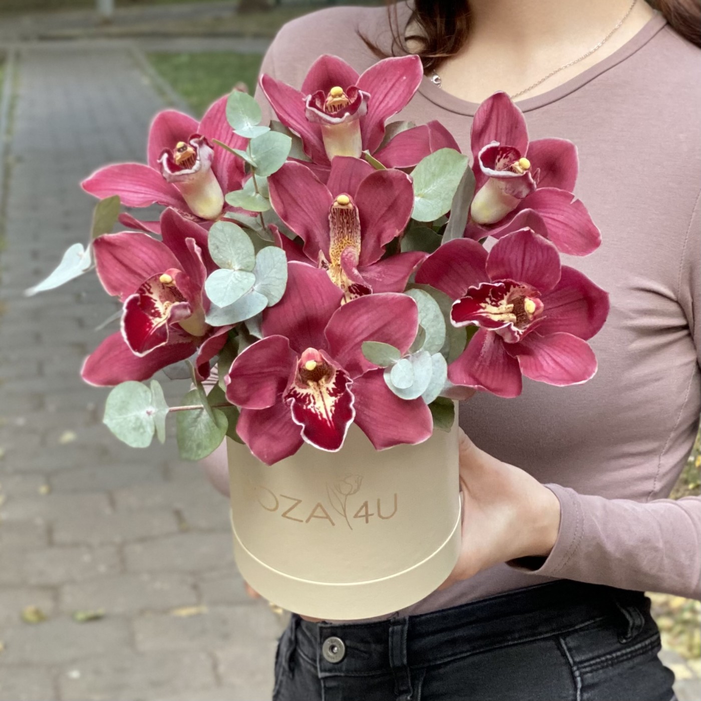 Орхидеи с эвкалиптом в  коробке