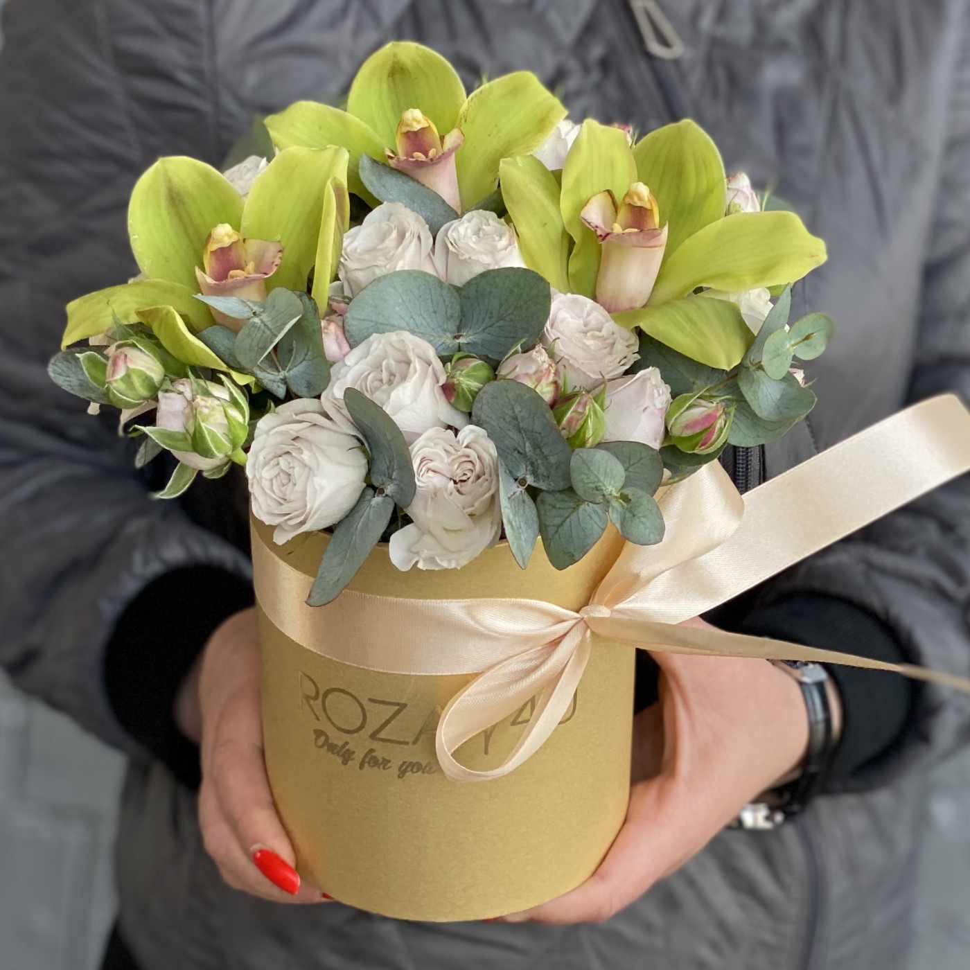 Зеленые орхидеи с пионовидной розой в коробке
