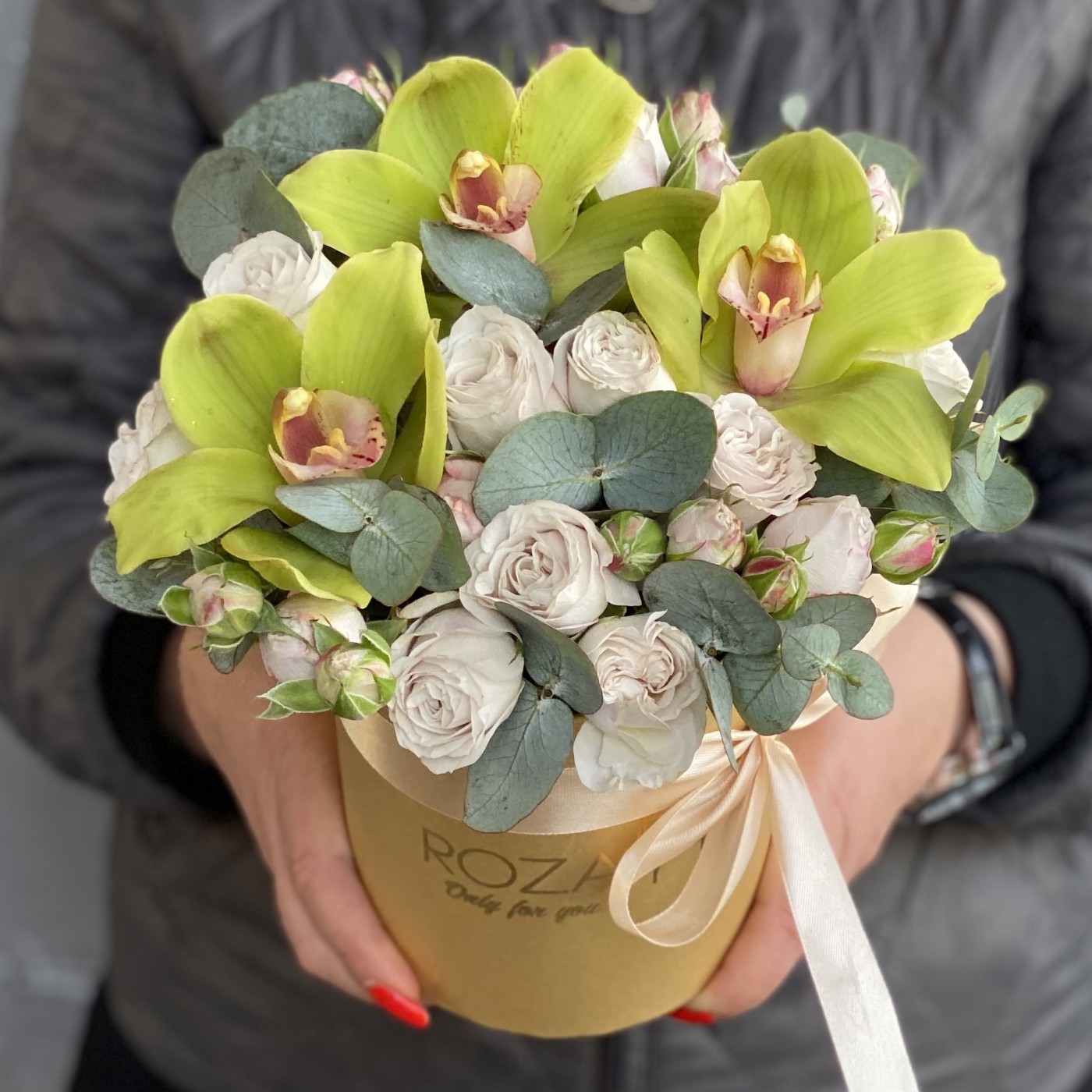 Зеленые орхидеи с пионовидной розой в коробке