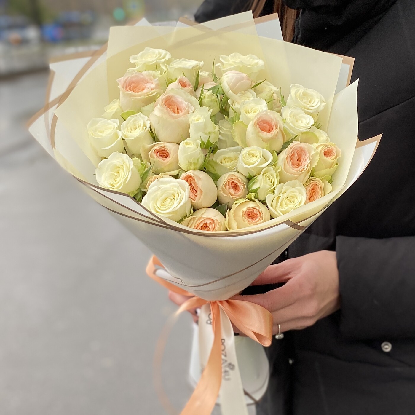 Кремовый букет пионовидных роз