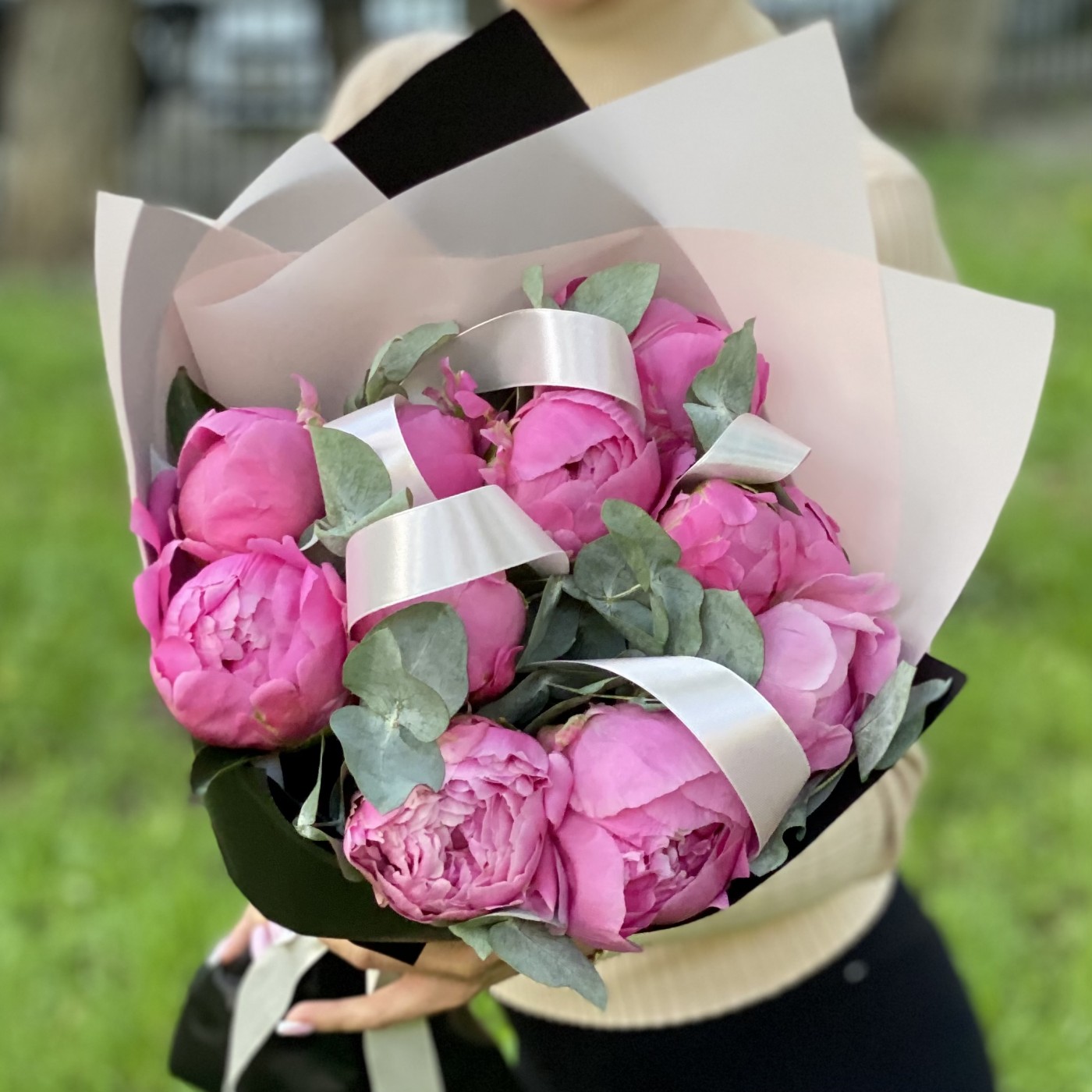 11 розовых пионов Флеминг с эвкалиптом