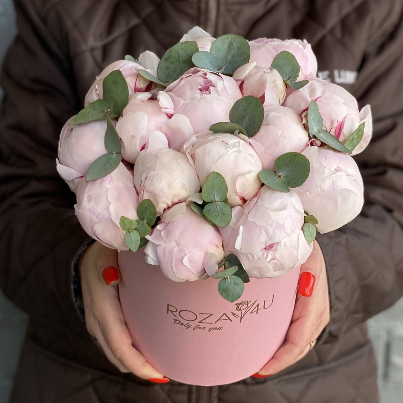 15 нежно-розовых пионов Сара Бернар в коробке