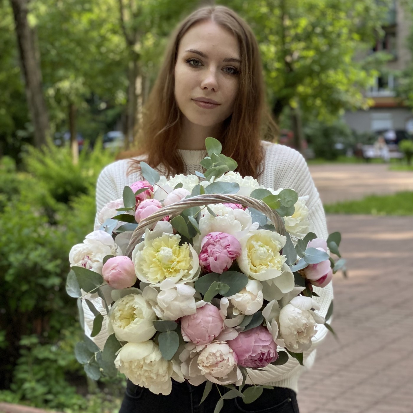 25 белых и розовых пионов в корзине
