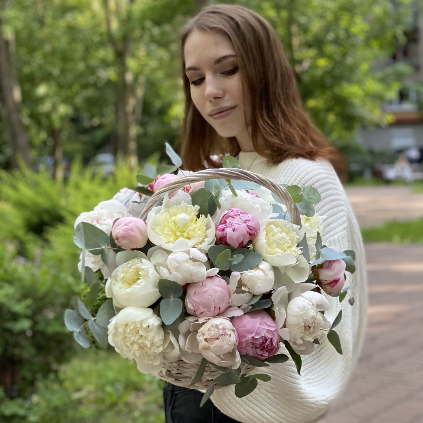 25 белых и розовых пионов в корзине