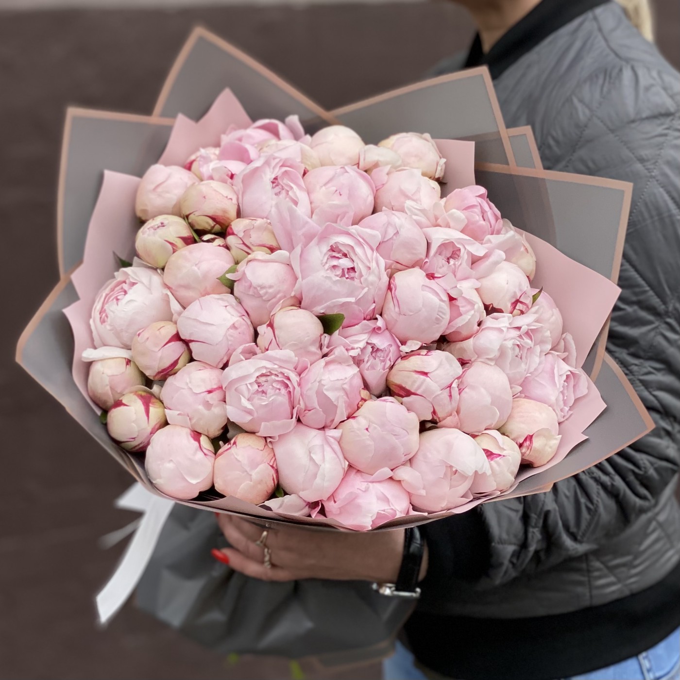 Букет из 45 розовых пионов Сара Бернар