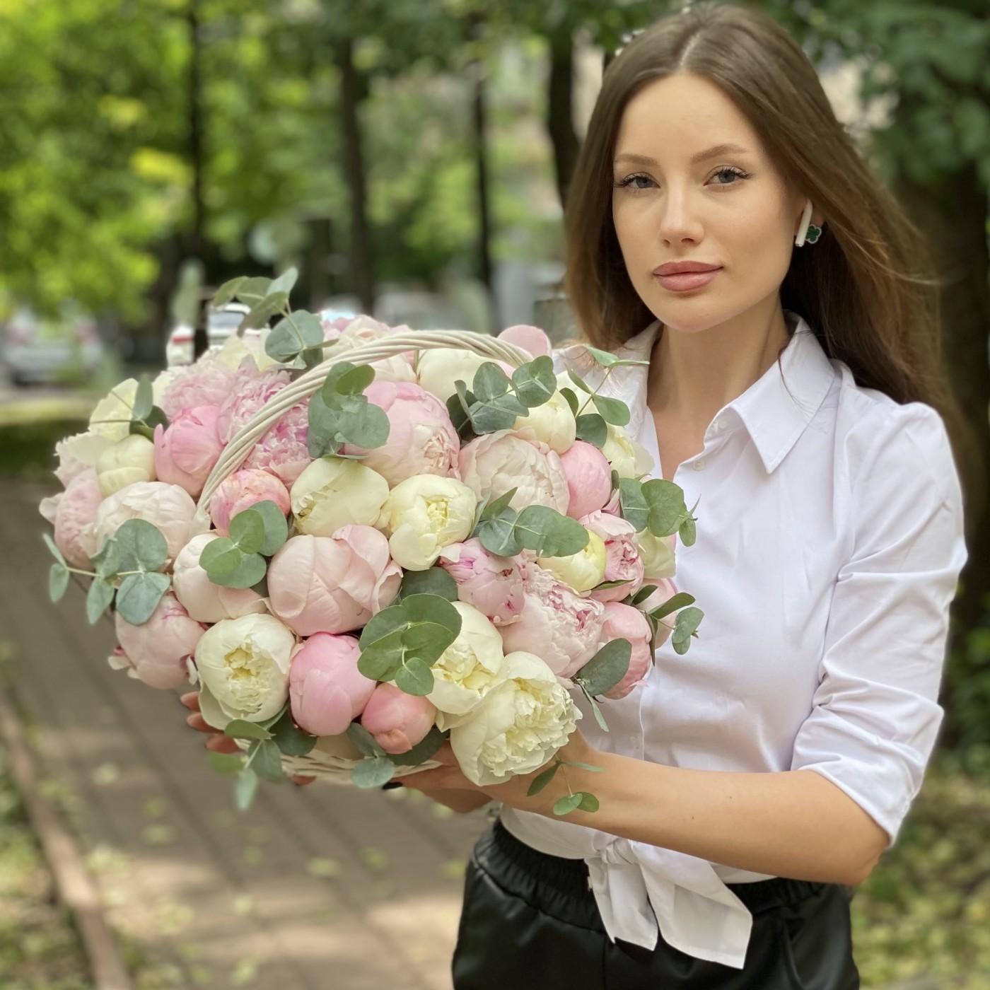 51 нежный пион с эвкалиптом в корзине