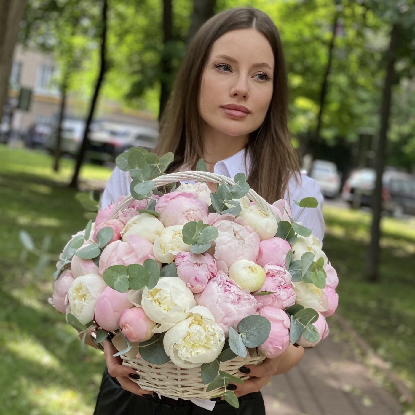 51 нежный пион с эвкалиптом в корзине