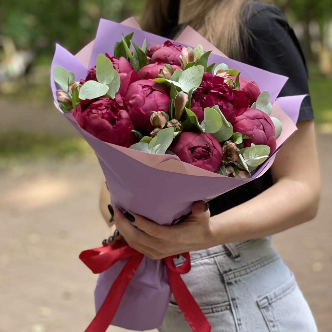 9 гранатовых пионов с альстромерией
