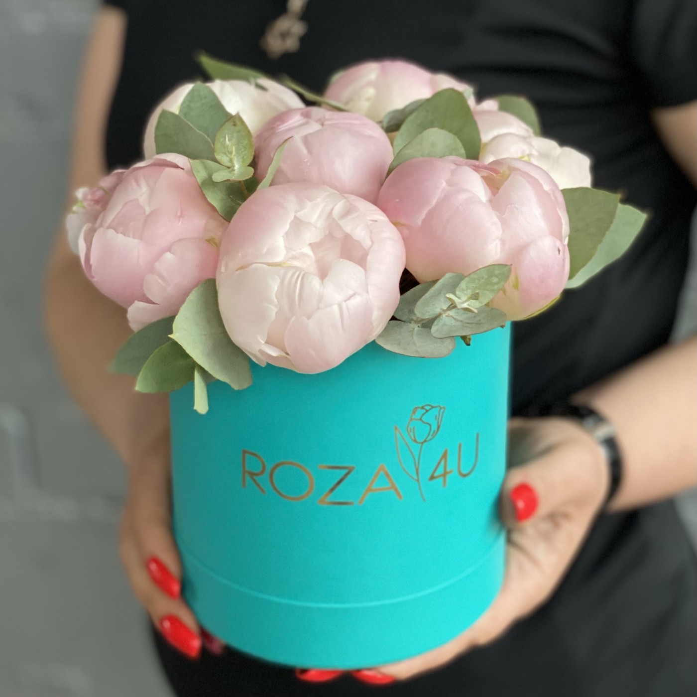 7 пионов Ангел чик с эвкалиптом в коробке