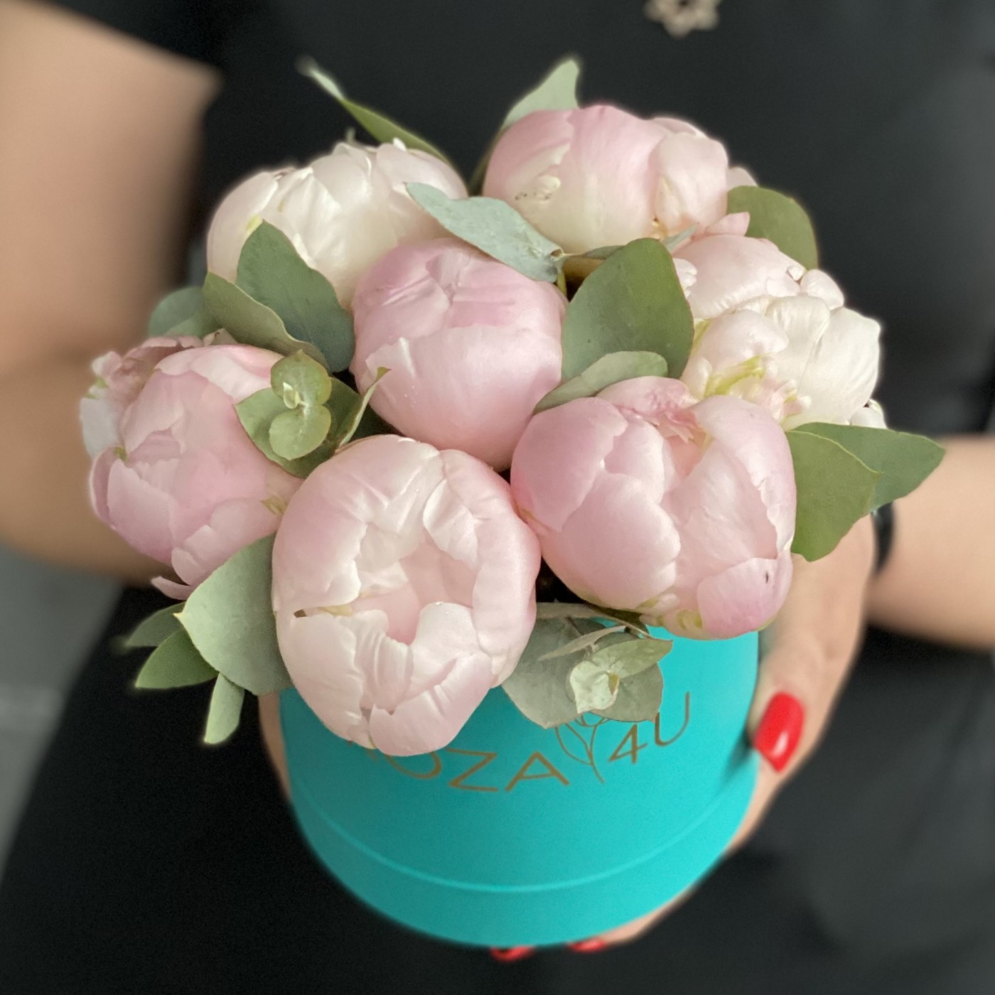 7 пионов Ангел чик с эвкалиптом в коробке